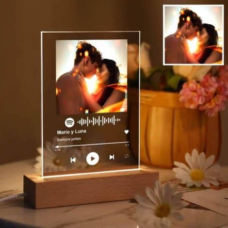 Placa personalizada de regalo con foto y código escaneable de canción para cumpleaños, aniversarios y San Valentín. Incluye marco o base con luz.