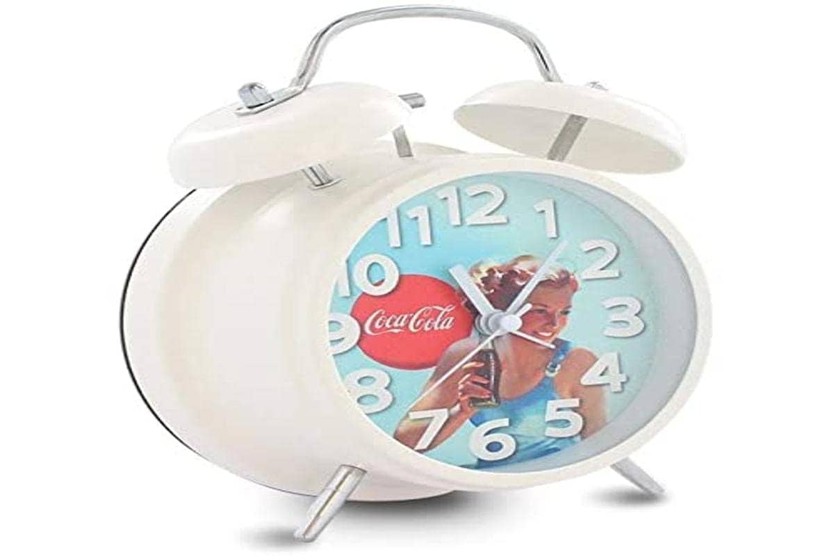 Metronic 477532 Coca-Cola Despertador Vintage, Retro Pin-up, Cuarzo, silencioso, Doble Campana, Potente Alarma, con botón LED para iluminar la Esfera