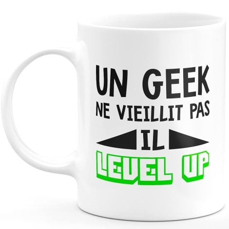 Taza divertida con texto en inglés “Un Geek no envejece, solo sube de nivel”. Regalo original para San Valentín y cumpleaños.