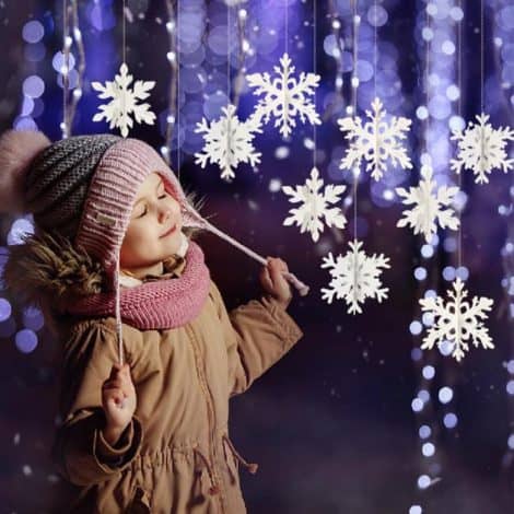 Adornos navideños en forma de copo de nieve para decorar árboles y fiestas navideñas.