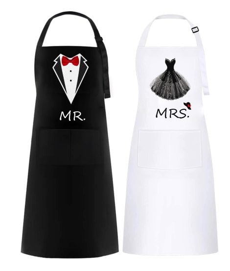 Set de delantales divertidos Mr. & Mrs. Umboom 2, impermeables y ajustables, con 2 bolsillos. Regalo ideal para parejas en ocasiones especiales como bodas, San Valentín, aniversario y Navidad.