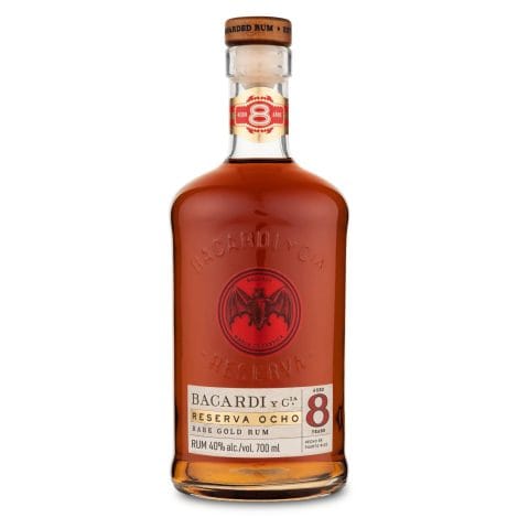 BACARDÍ Reserva 8 es un ron caribeño de alta calidad añejado 8 años en barricas de roble bañado por el sol del Caribe, 40% ALC., 70 cl / 700 ml.