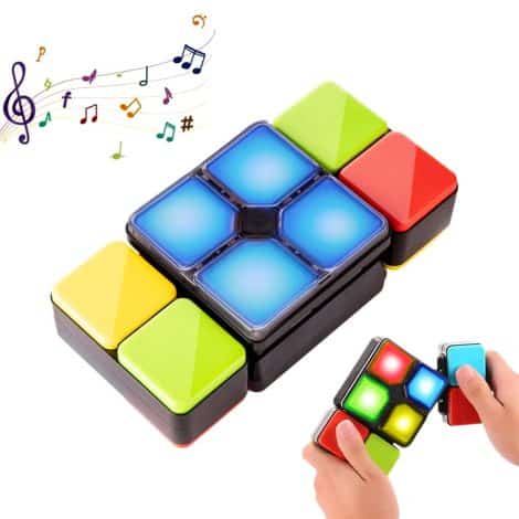 Cubo mágico electrónico con luces y música para disfrutar en familia, perfecto para viajes educativos.