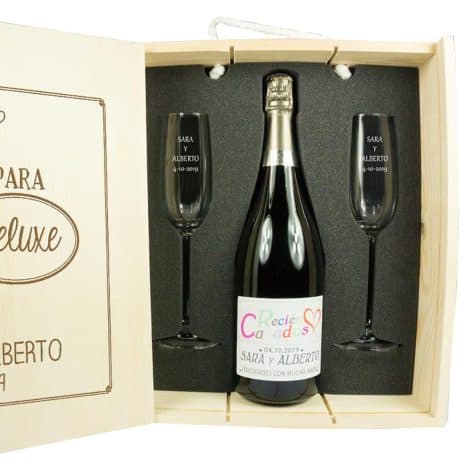 Regalo Especial para Parejas: Kit de Bodas Deluxe con Botella de champán Personalizada y Copas grabadas, en Caja de Madera también Personalizada.