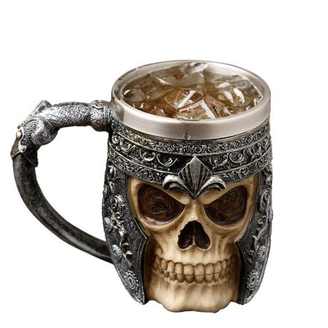 Taza de acero inoxidable con diseño gótico de calavera en 3D, ideal para Halloween y fiestas temáticas.