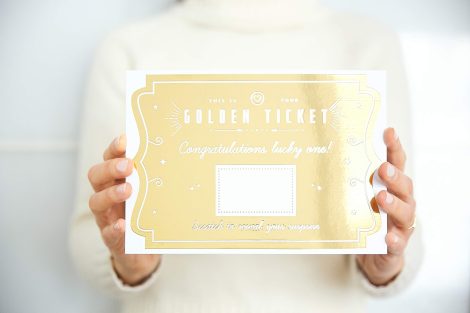 Tarjeta de Regalo Navideña con Diseño Original de Confeti Salvaje para Hombres, Mujeres y Parejas | Tarjeta Rasca y Gana “Golden Ticket” | Regalo Personalizado para Cumpleaños y Felicitación Especial.