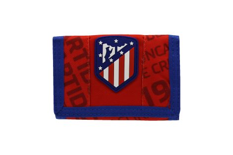 Cartera oficial Atlético de Madrid con cierre de velcro y cremallera, en rojo y azul (CyP Brands).