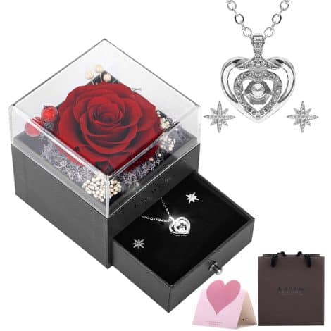 Set de joyería con rosa preservada en caja de regalo, ideal para sorprender en celebraciones especiales.