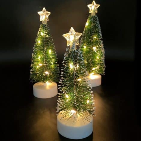 Set de 3 mini árboles de Navidad artificiales con luces, ideal para decorar tu hogar u oficina en Navidad.