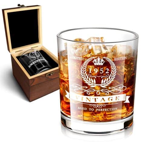 Regalos para hombres que cumplen 70 años: elegante vaso de whisky del año 1952 con grabado vintage.