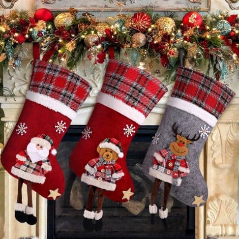 Pack de 3 calcetines de Navidad CACOE, con diseños de oso, alce y Papá Noel. Ideal para decorar y cargar dulces navideños.