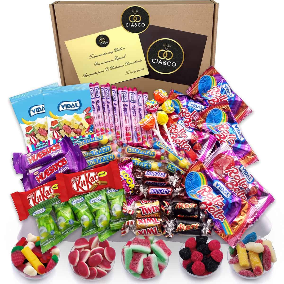 Lote envuelto para Regalo +45 Dulces Variados y 500 grs de Chuches Sin Gluten, Tarjeta Personalizada y Regalices, Caramelos, Kit Kat, Mars, Huesitos, Twix, y golosinas