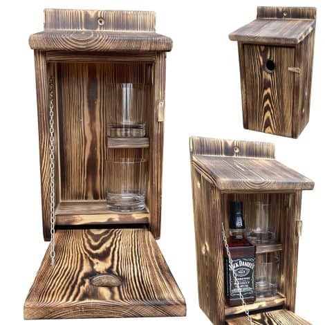 Jaula de Bebidas® – Casa para Pájaros de Madera con Soporte para Botella y 2 Vasos de Whisky, más Vaso Extra. Regalos Graciosos para Jardín, Minibar. Regalo Divertido para Cumpleaños, Hombre, Día del Padre.