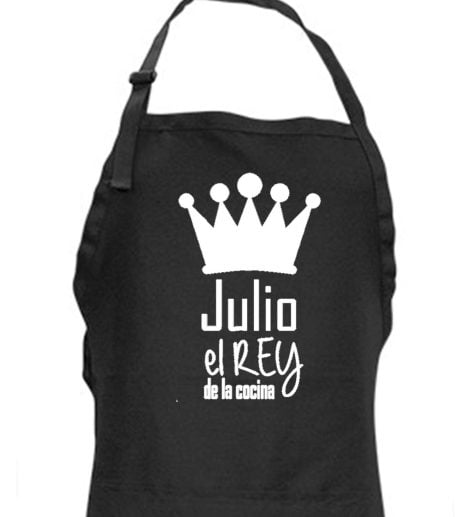 Delantal de cocina personalizado para hombres y mujeres con la frase: ” (nombre) el Rey de la cocina, (nombre) la reina de la cocina”. Disponible en diferentes colores. Regalo solidario. Fabricado en España.